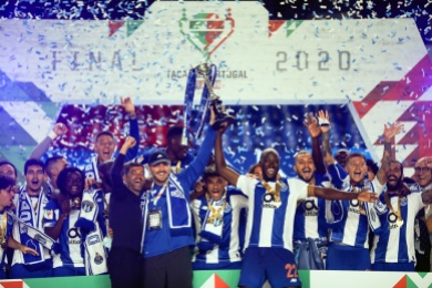 FC Porto players celebrate with the trophy after winning the Portuguese Cup final soccer match against Benfica at Coimbra City stadium, Coimbra, Portugal, 1st August 2020. PAULO CUNHA/LUSA