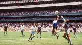 FUSSBALL : WM 1986 in Mexiko Viertelfinale ARG - ENG 2:1 MARADONA / ARG ' HAND GOTTES ' , HANDTOR , HAND TOR FOTO:BONGARTS *** Local Caption *** Diego Maradona