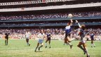 FUSSBALL : WM 1986 in Mexiko Viertelfinale ARG - ENG 2:1 MARADONA / ARG ' HAND GOTTES ' , HANDTOR , HAND TOR FOTO:BONGARTS *** Local Caption *** Diego Maradona